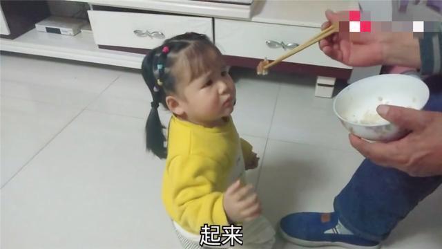画风|小情人死活不吃饭,爸爸怒拎“扫帚”冲进屋,随后画风让人笑喷