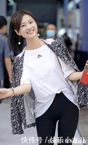 穿搭 简单靓丽的服饰，配上小姐姐甜美十足的笑容，高级感瞬间就出来了