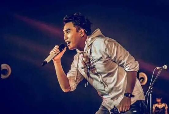 月半小夜曲|當(dāng)年汪峰親手將他淘汰,如今他卻滿世界開(kāi)演唱會(huì),網(wǎng)友實(shí)力打臉