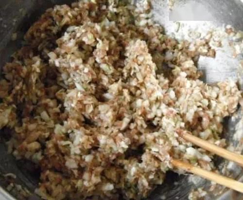 搅拌均匀|拌饺子馅，关键在于用生油还是熟油，用对了馅香四溢，饺子贼好吃