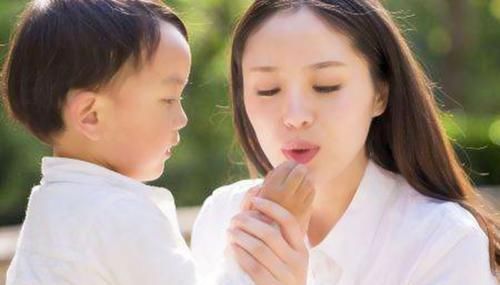 小时候和妈妈不亲的孩子，多半是小时候，父母给孩子“埋下”祸根