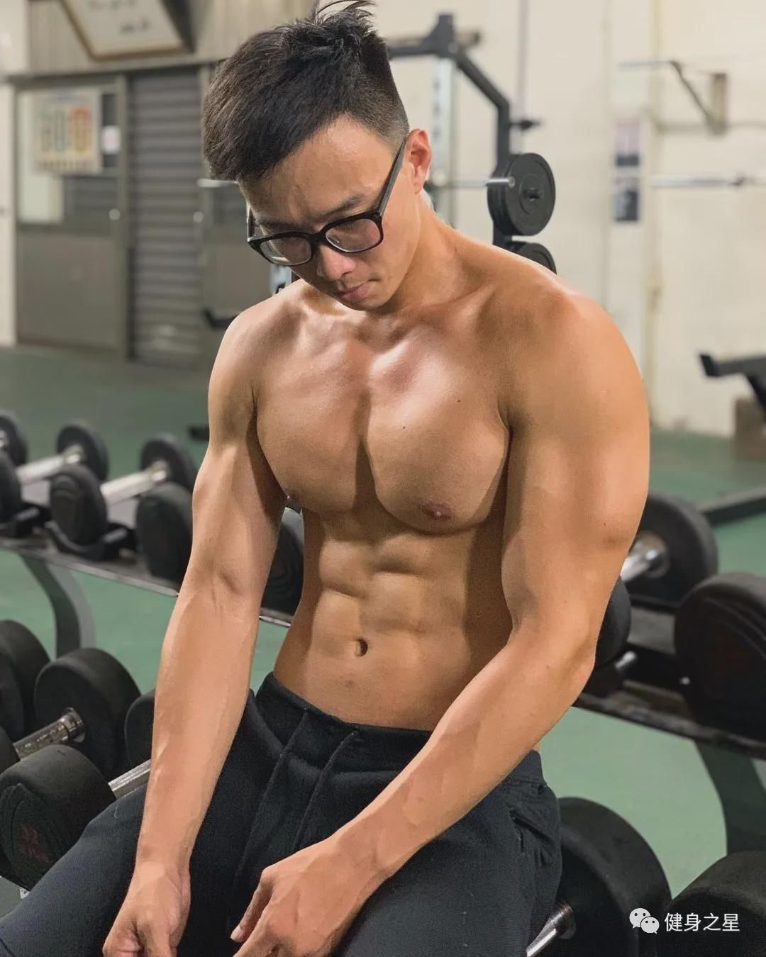 超硬核眼镜|超硬核眼镜小哥秀肌肉，筋肉身材太生猛了！