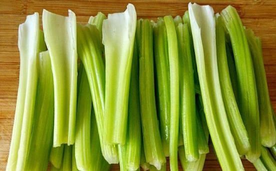 医生提醒看见此种芹菜不要买，更不要吃，现在来了解也不迟