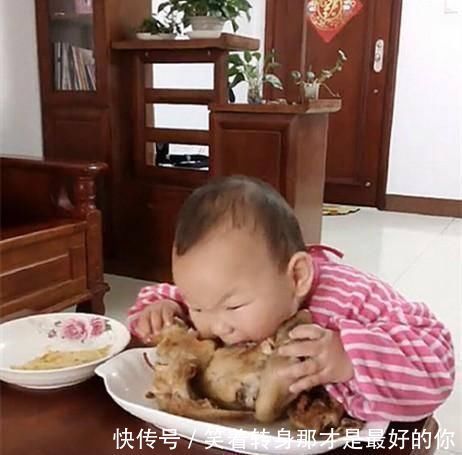 宝宝|宝宝饿了,宝妈却没在卧室看到宝宝,走到客厅笑弯了