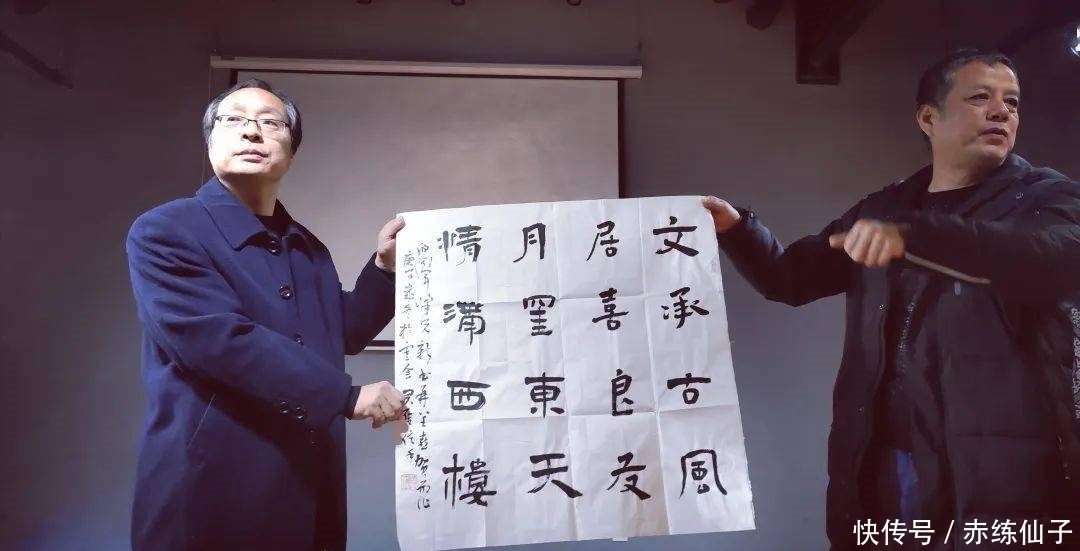 文化动态张军峰《月挂东天》签售会在古西楼文化艺术创客举行