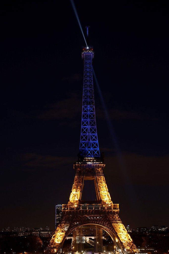 埃菲尔铁塔|巴黎埃菲尔铁塔亮起乌克兰国旗色灯光