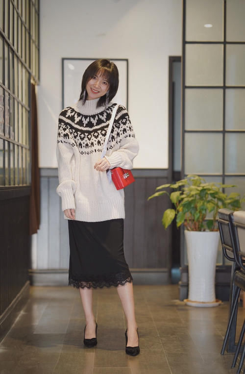 “毛衣＋半身裙”初春这样穿，时髦又撩人，气质很加分