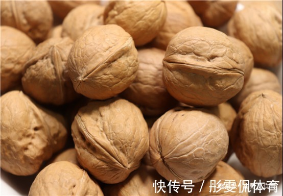 把核桃放锅里蒸一蒸,想不到太厉害了,很多人不知道,省钱又实用