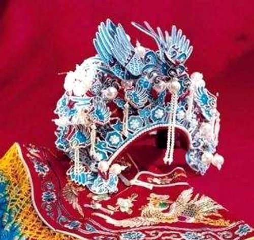 凤冠上面|世界五大凤冠:中国2顶最华丽,外国3顶比不了,慈禧那顶贵气十足