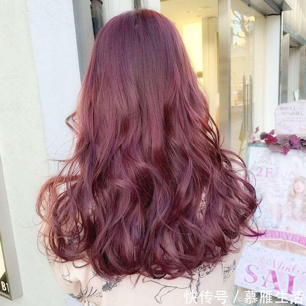 酒红色|50多岁的女人该不该染发?酒红色和板栗色适合吗?肤色决定发色