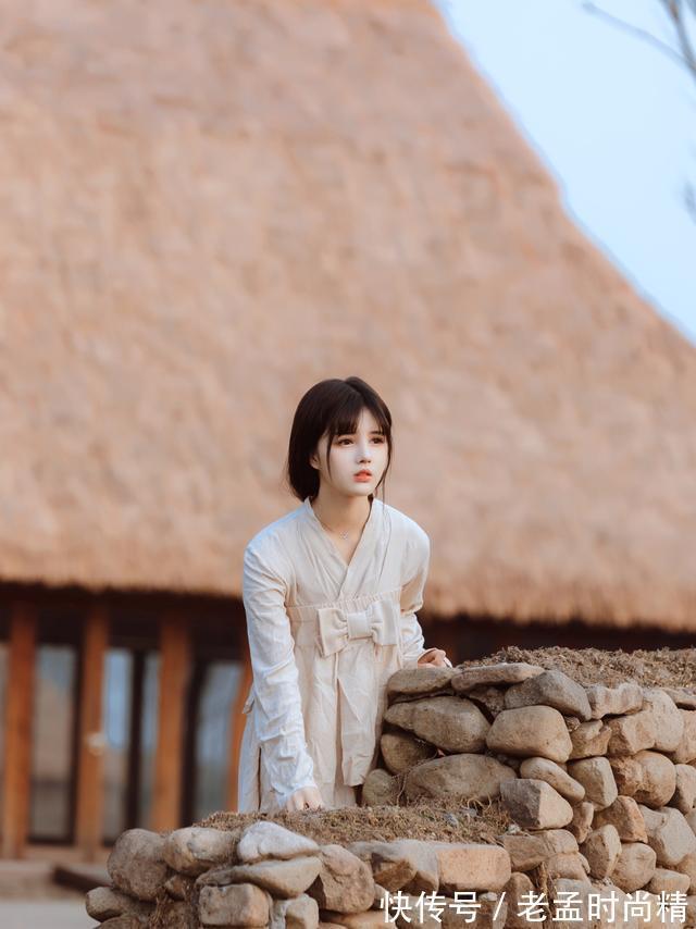 明星 美女户外写真,一袭长裙温柔漂亮,很有明星气质,是个漂亮的美女