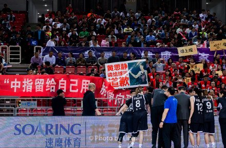 上海隊(duì)|墊腳+怒罵上海領(lǐng)隊(duì)！曾朝球迷豎中指的她，有辱“女阿聯(lián)”的名號(hào)