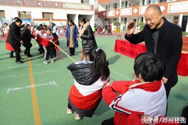 邓州市三贤小学举行六年级段冬季拔河比赛活动