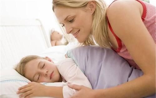 宝宝|一家四口睡姿火了,看得出来父母是真爱,两个孩子是意外