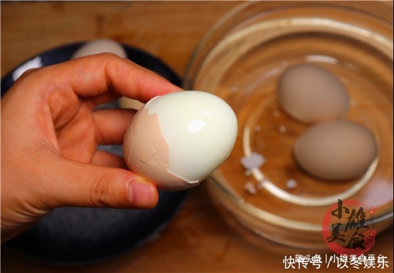 原来水煮鸡蛋有绝招，只需多加一步，鸡蛋又香又嫩，壳一碰就掉