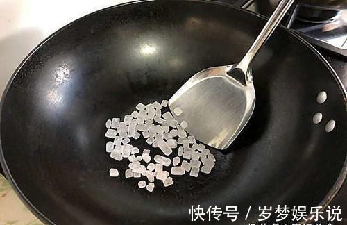 炒糖色时,冰糖直接下锅炒是大错!多加这一步,糖色不焦更红亮