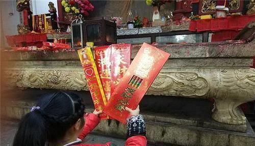  寺庙|全家人到寺庙烧香，刚要进门却被门口老和尚拦下：小孩子别进去