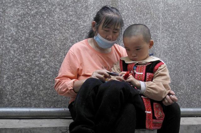 军军|孙子连续发高烧,奶奶以为着凉仅喂退烧药,结果害了孩子一辈子