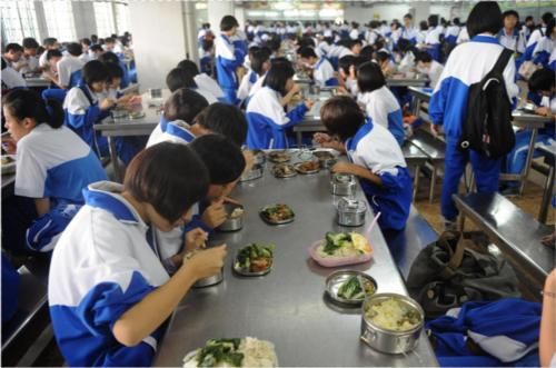 学生不愿在食堂吃饭，湖北一高中改进措施强硬，家长称难以接受