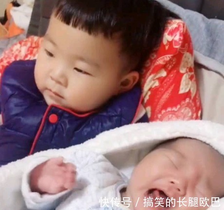 弟弟妹妹|3岁大宝看电视,3个月的妹妹忽然哭了,之后的画面很有爱