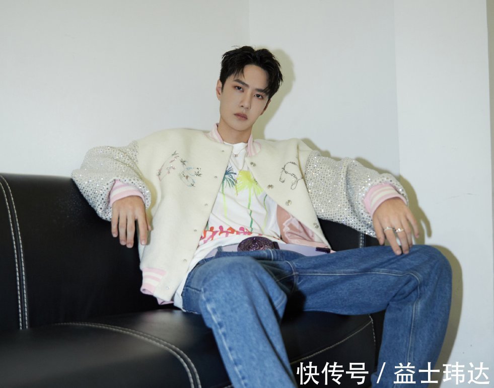 老總|王一博與品牌老總視頻,隔空飆戲毫無破綻,手動(dòng)滑屏暴露一切