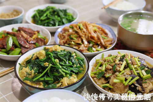 一日三餐|一家6口的“实惠”午餐,菜不精致但下饭,网友:正经过日子的人家