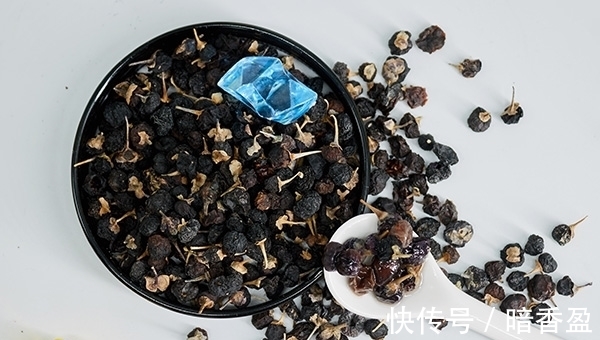 泡水|经常用黑枸杞泡水喝，好处很多，但若忽略了它，或许等于白喝