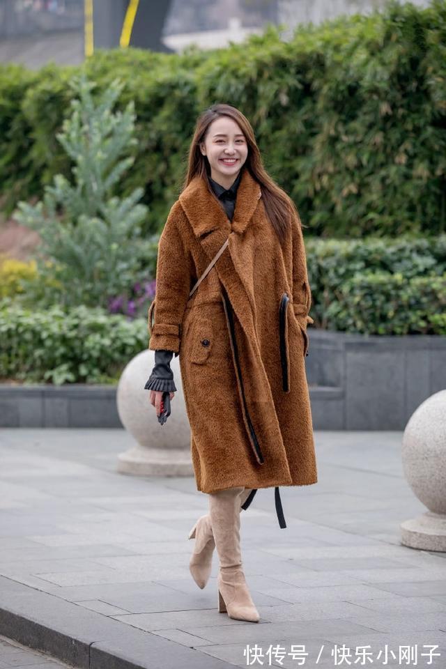 高端大气上档次 蓝色牛仔热裤搭配淡色短袖,美丽大方,休闲又不失女人味