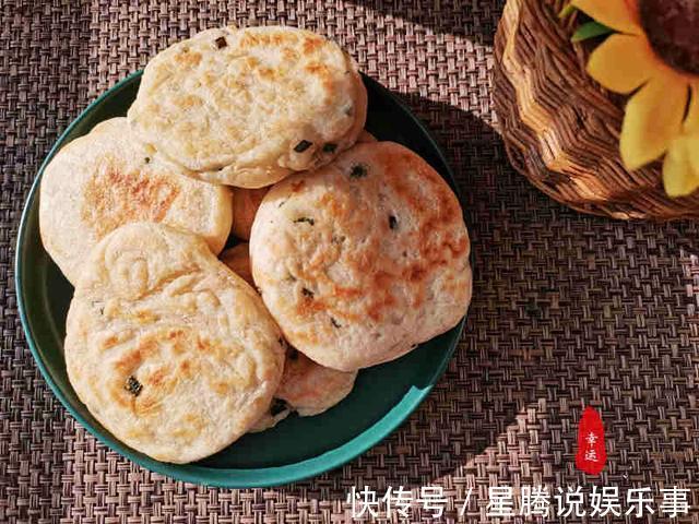 酵母粉|不沾手发面饼外面酥脆，里面柔软，有葱香芝麻香和花椒的清香