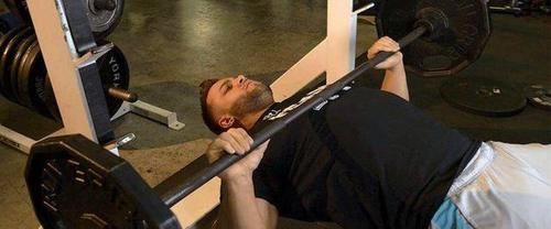 哑铃|平板卧推可以有效的锻炼胸肌，了解这些注意事项，有效的健身