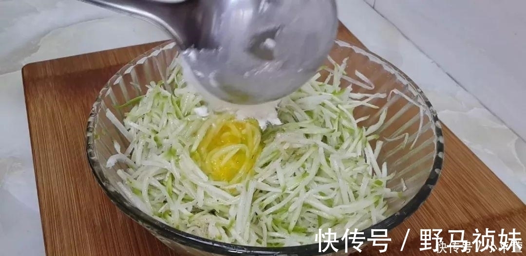 萝卜|萝卜这样做才好吃, 教你简单一做, 比肉丸子都香, 在家经常做着吃