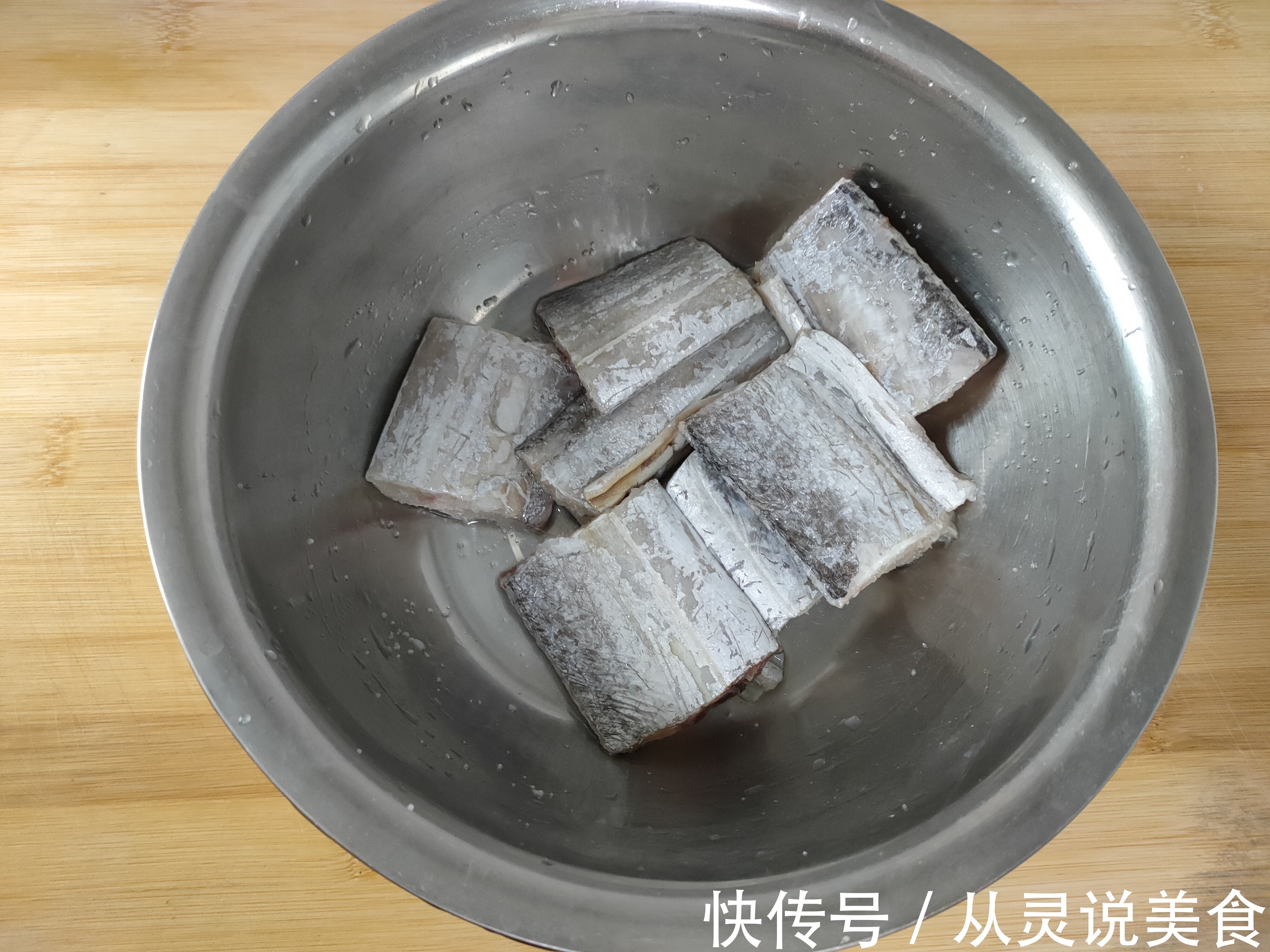 煎带鱼时,别再放面粉了,教你多加2味,带鱼外酥里嫩