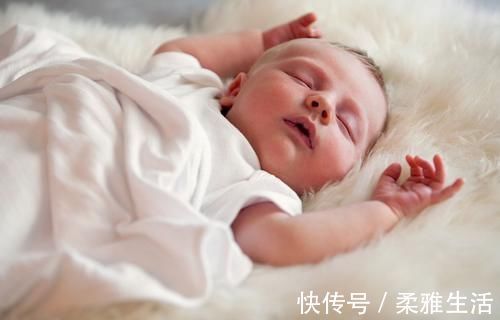 家长|趁着妈妈不在，宝宝偷偷搬起小脚丫啃了起来，宝妈看后哭笑不得