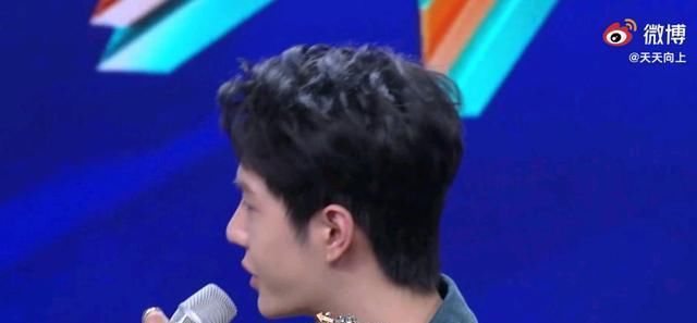  闪耀|闪耀的青春，是跳舞的王一博啊，话说这个绿色出镜率好高