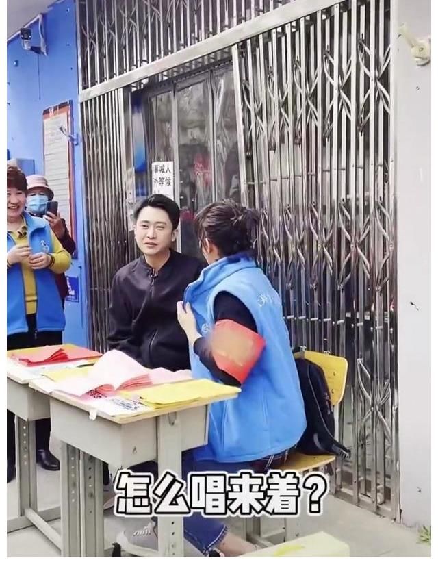 47岁方琼小区录节目！放声高歌遭居民围观，接地气被赞没明星架子