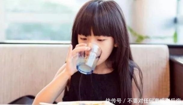 闺蜜|又一个孩子“水中毒”离世,父母快停手,别再给孩子强行喂水了