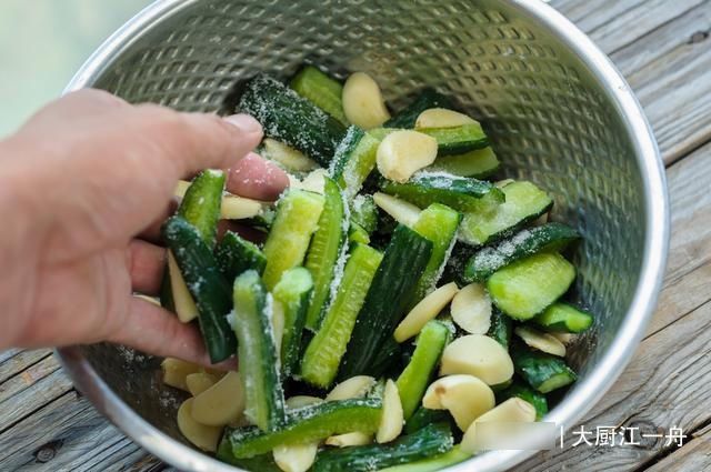 关键|饭店的腌黄瓜为啥脆嫩好吃？关键就在“这3步”，很多人搞不懂