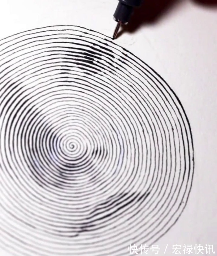 瞬间|美术生随手画蚊香圈，开始觉得“太无聊”，成画瞬间打脸了！