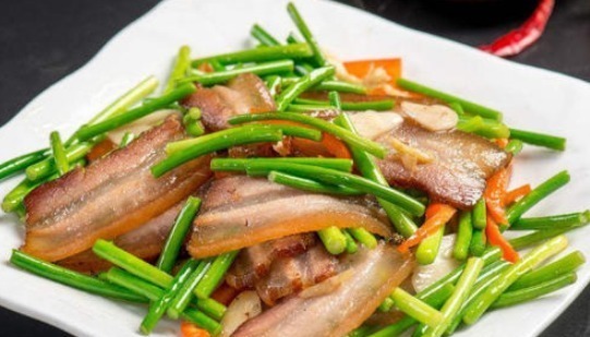炒腊肉，切了直接炒是错的，多做关键2步，腊肉软嫩鲜香，不油腻