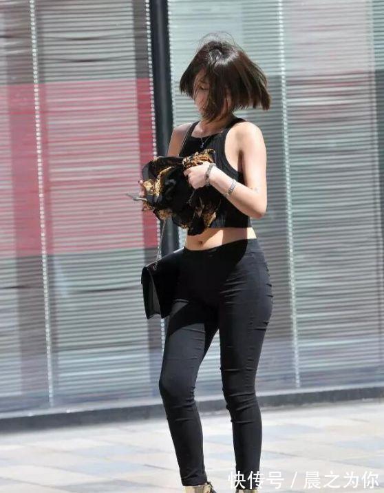 高跟鞋 身材微胖的打底裤美女,曼妙有致的曲线很迷人,魅力十足