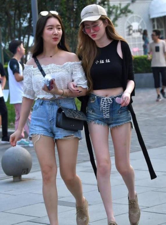 深灰色|街拍小姐姐外搭黑色休闲T恤配上深灰色牛仔热裤,少女感十足