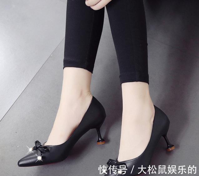 中空珍珠凉鞋女 女生别只会穿平底鞋,现在更流行穿“猫跟鞋”,显气质还不累脚