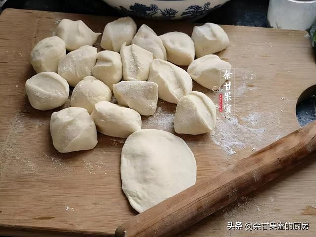 一款家常水煎包，从调馅到出锅，鲜美多汁好味美，出锅就吃仨