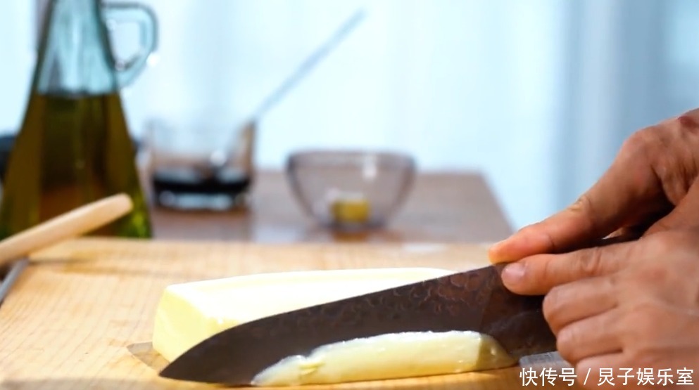 不妨留下你们|小编:今天教大家烤牛奶。网友歪头:牛奶怎么烤???