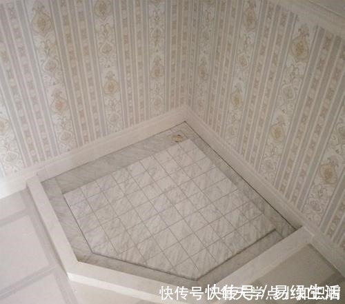 卫生间|卫生间地面不要再贴瓷砖了,头次见有人铺这种代替,实在聪明极了!