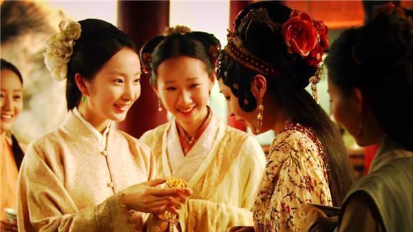 丫环#平儿地位仅次于王熙凤,别做梦了,她还有一个身份,看完令人心痛