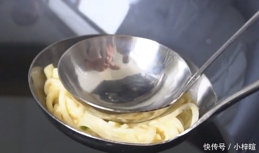 土豆不要炒着吃了,2分钟教你最新做法,金黄酥脆,比薯片还好吃