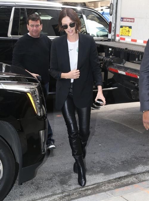 今春火了一种穿法：“西装外套＋皮裤”，休闲随性，时髦精都在穿