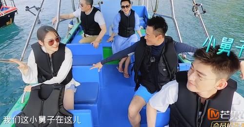 林峯|不愧是奥运冠军!周捷在沙滩秀一字马,邹凯原地后空翻