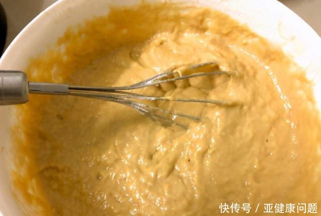 蒸发糕时，别只会放酵母粉，教你1招窍门，发糕蓬松暄软，不粘牙！